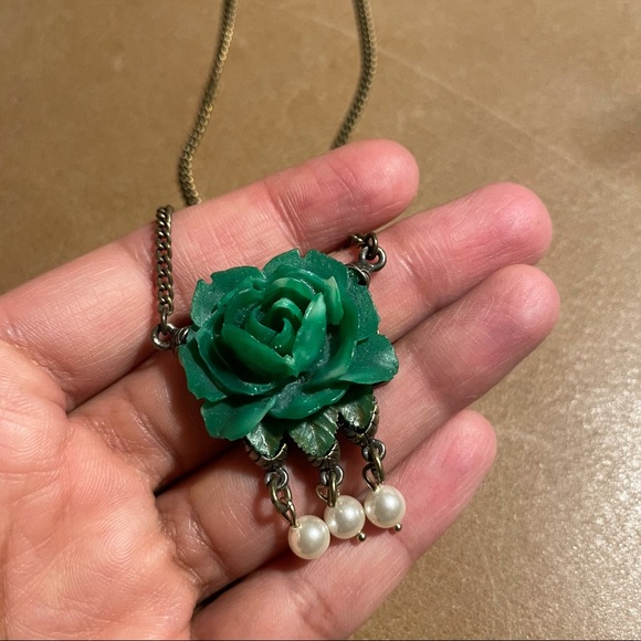 Jewelry - Green rose 🌹 and pearl necklace